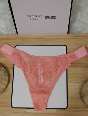 Victoria's Secret PINK Lace thong Small Nwot